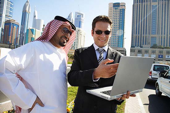 Arabische en Westerse zakenmannen buiten in zakendistrict