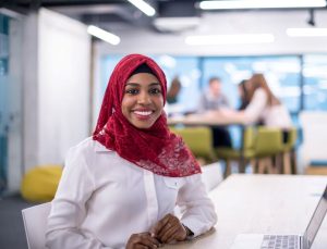 Professional in hijab op kantoor